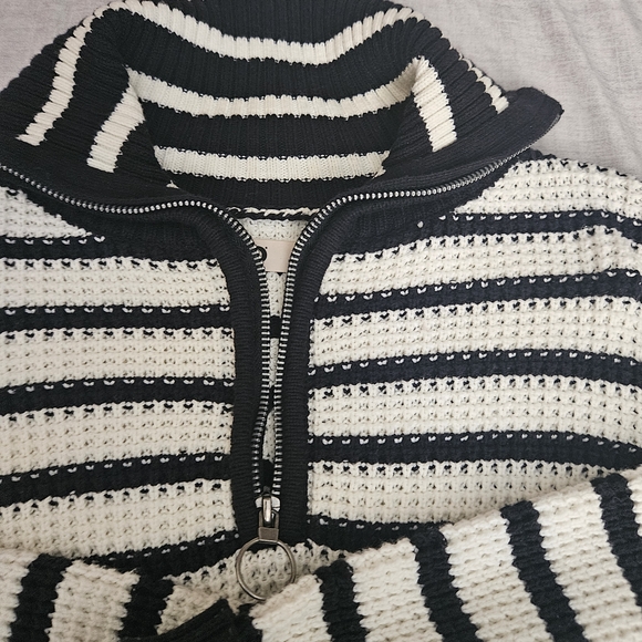 SO Sweaters - Chic Striped Half-zip Sweater
